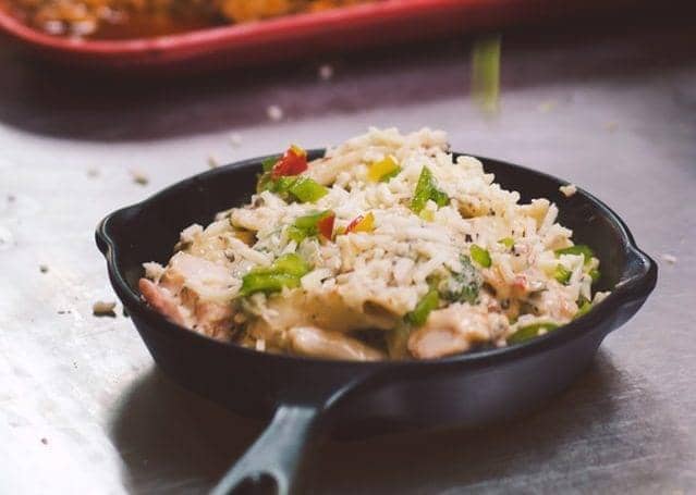 Arroz cremoso con champiñones en una paella