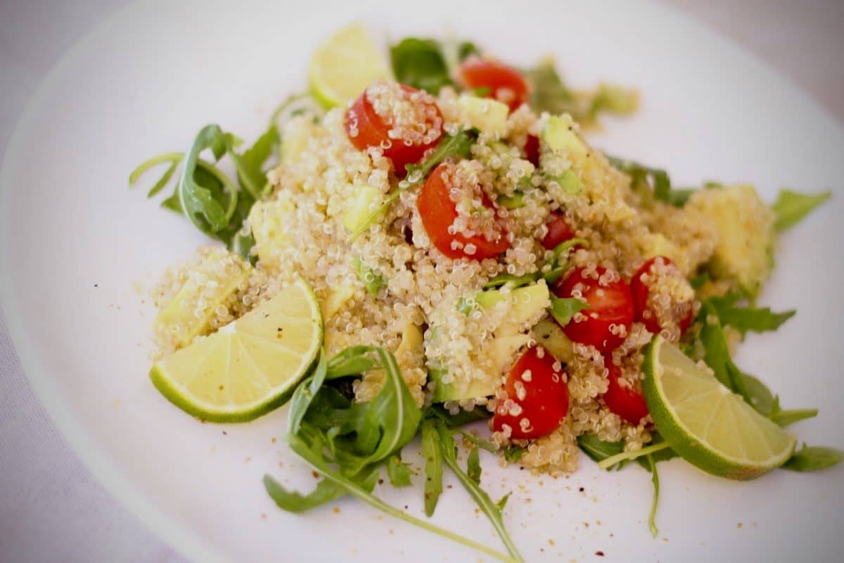 Ración de ensalada de quinoa especial