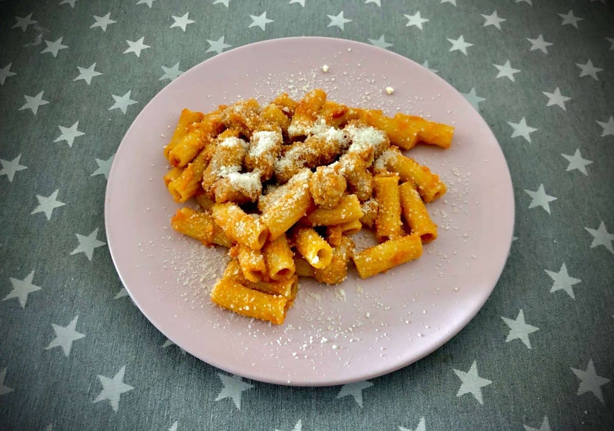 Plato de macarrones con tomate y salchicha de pollo