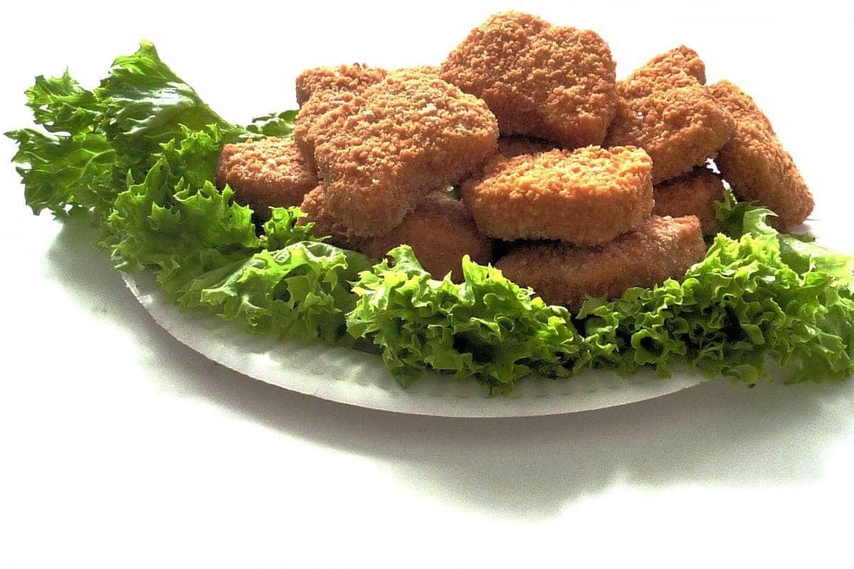 Ración de nuggets veganos con lechuga