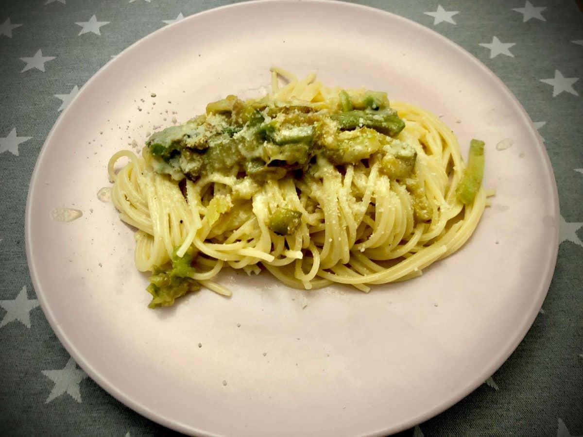 Plato de spaghetti con crema de parmesano y calabacín por encima