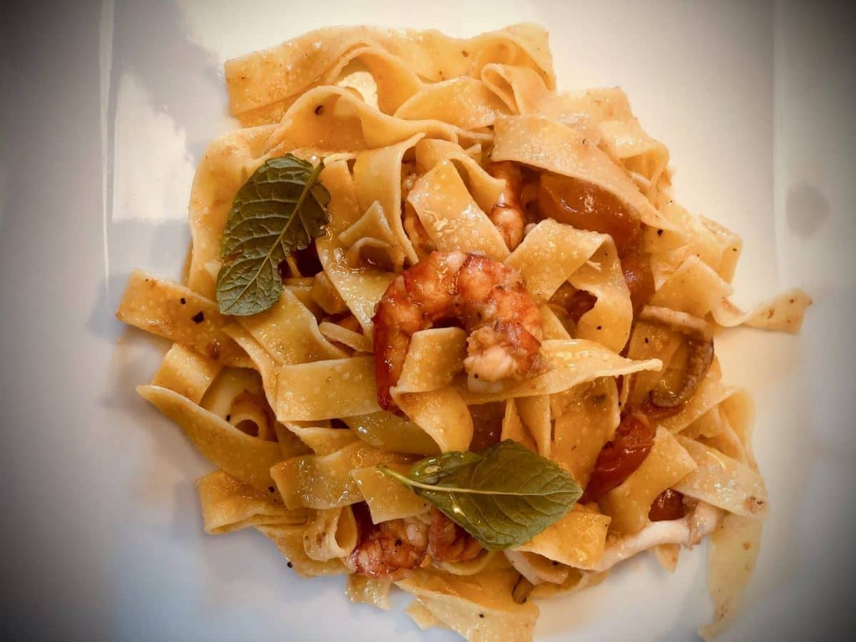 Ración de pappardelle con marisco