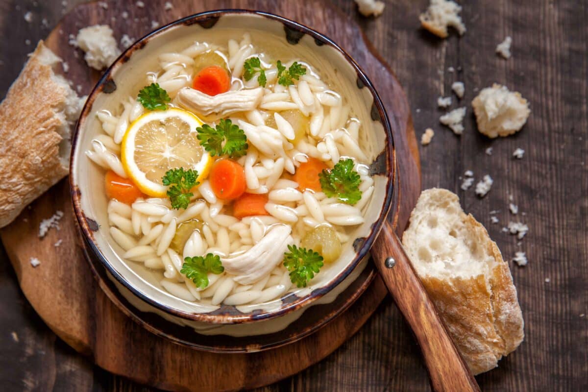 Sopa de pollo con orzo Chicken Orzo Soup.