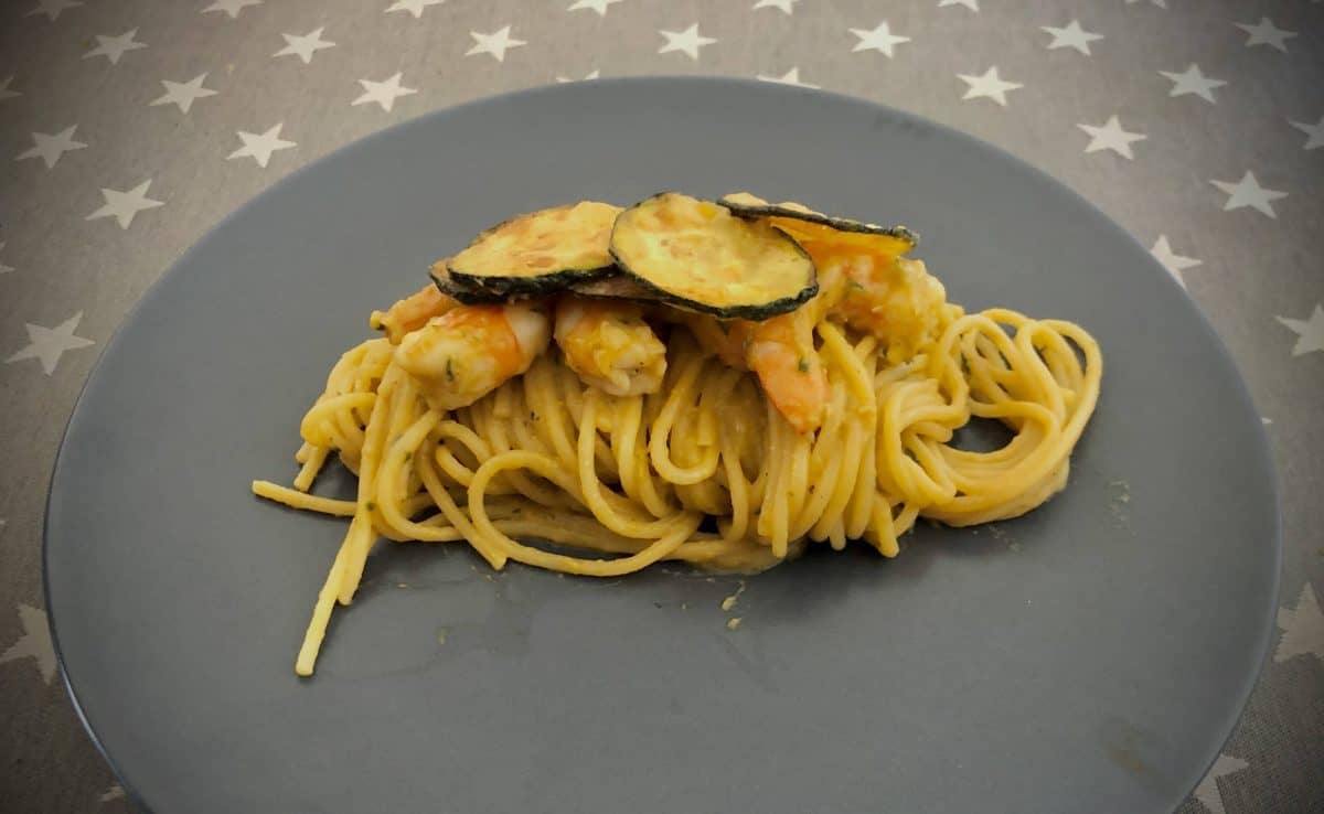 Plato de spaghetti de calabacines y langostinos