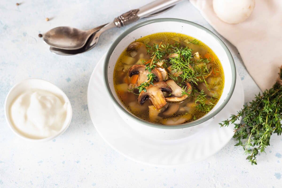 Sopa de cebada con champiñones